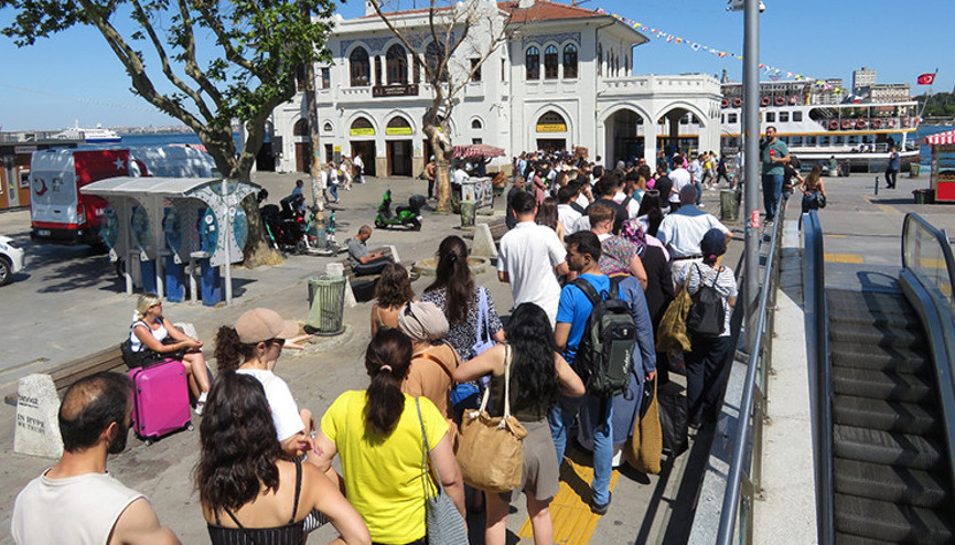 Kurban Bayramı tatilinde Adalar İskelesinde yoğunluk: Metrelerce kuyruk oluştu
