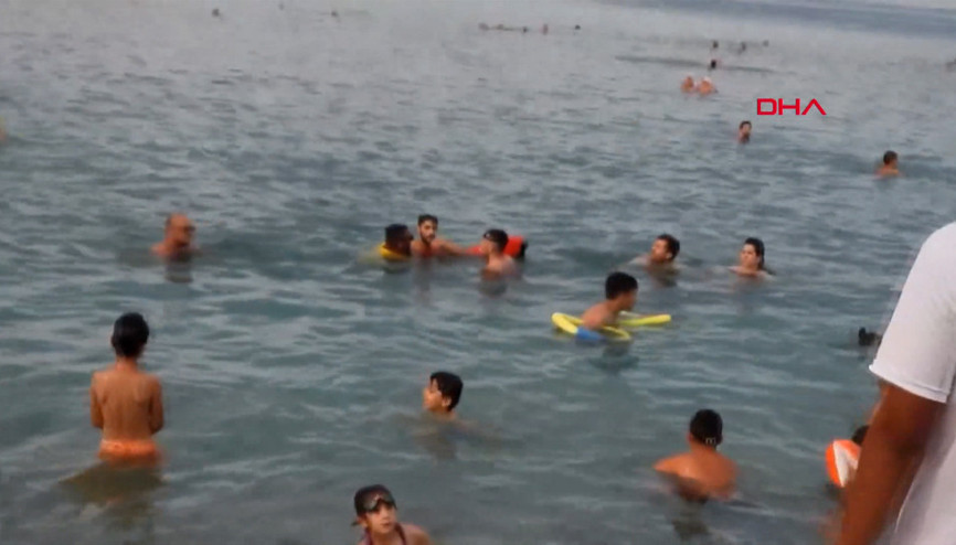 Cankurtaran, denizde 5 tatilciyi kurtardı, kahraman ilan edildi