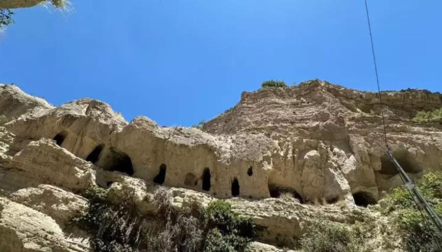 Roma dönemine ait kaya mezarlar delik deşik edilmiş