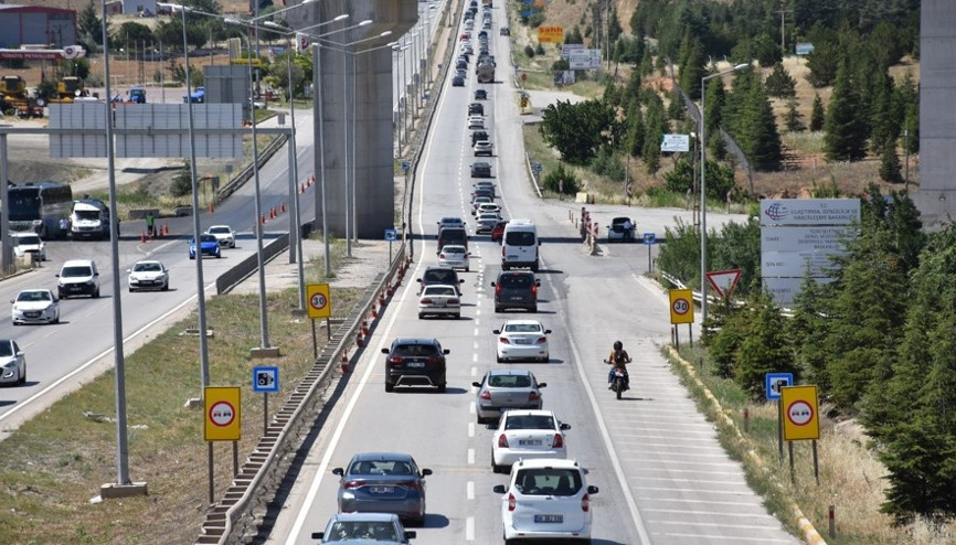 ‘Kilit kavşak’ Kırıkkale’de, bayram dönüşü trafiği