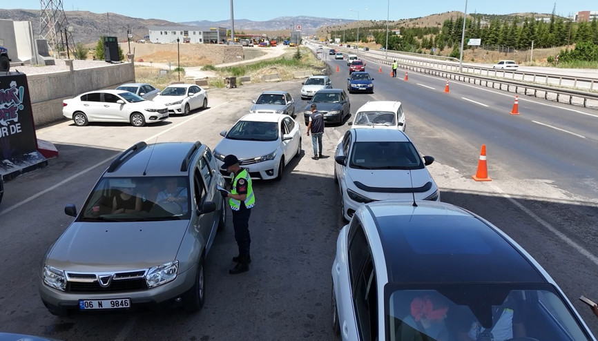 Tatilcilerin dönüş yolcuğu devam ediyor, 43 ilin geçiş güzergahında sıkı denetim