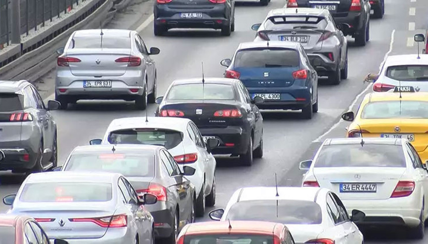 İstanbulda bayram tatili sonrası ilk iş gününde trafik yoğunluğu