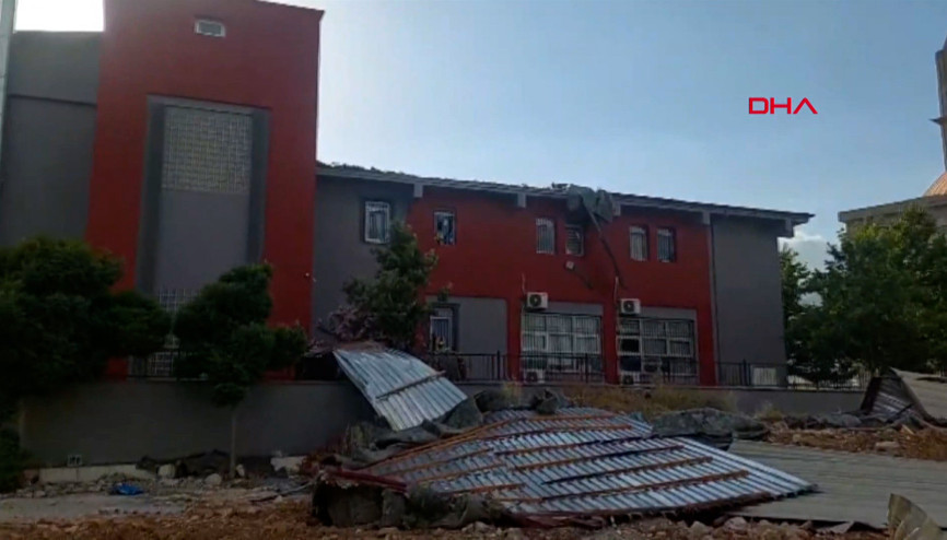Gaziantepte şiddetli rüzgar çatıları uçurdu