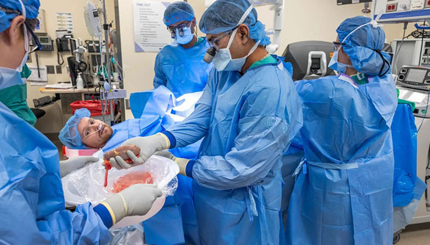 Dünya bu ameliyatı konuşuyor Organ nakline uyanık girdi, yeni böbreğini kendi gözleriyle gördü Dünya bu ameliyatı konuşuyor Organ nakline uyanık girdi, yeni böbreğini kendi gözleriyle gördü