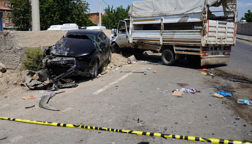 Diyarbakırda tarım işçilerini taşıyan kamyonet ile otomobil çarpıştı: Yaralılar var