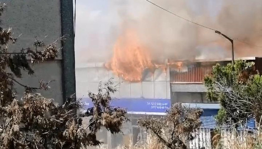 İstanbulda bir iş yerinde yangın: Çok sayıda ekip sevk edildi