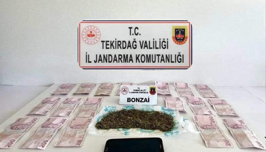 Üzerinde uyuşturucu bulunan şüpheliye gözaltı Üzerinde uyuşturucu bulunan şüpheliye gözaltı