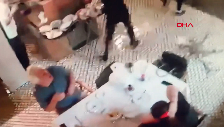 Kadıköyde restoranın asma tavanının çöktüğü anlar kamerada