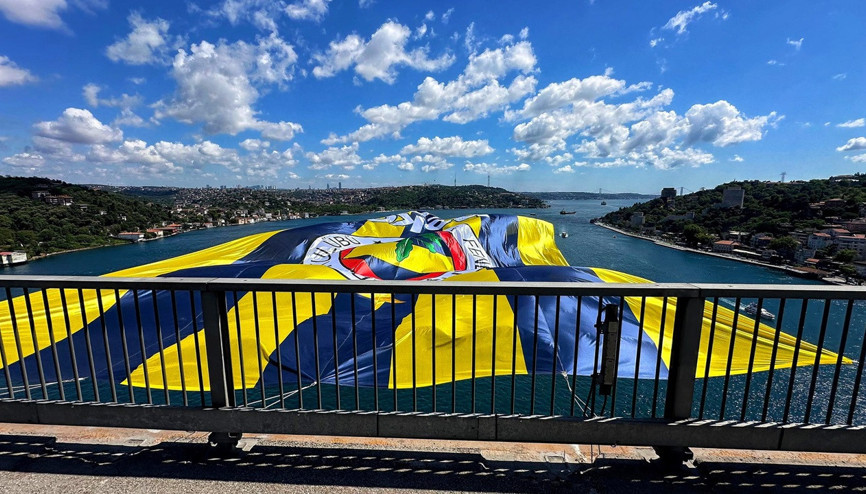 TBSL şampiyonu Fenerbahçe Beko’nun bayrağı köprüye asıldı