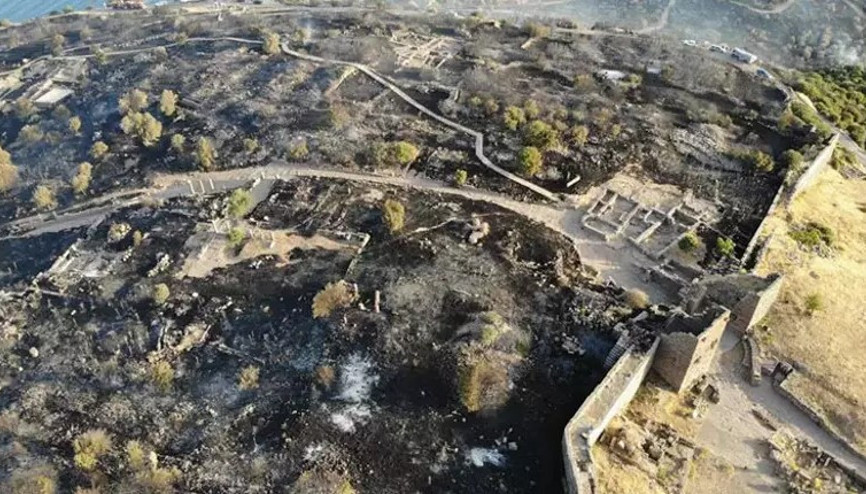 Alevlerden etkilenen 7 bin yıllık Assos Ören Yeri ve Athena Tapınağı havadan görüntülendi