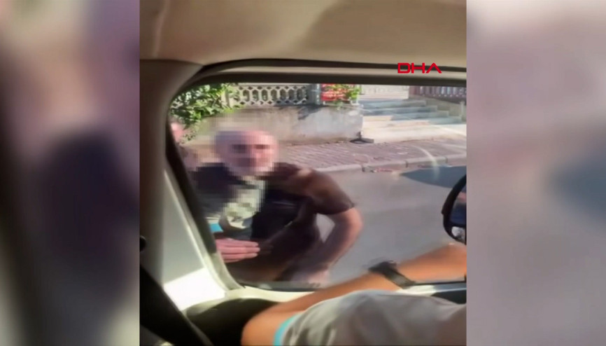 Minibüstekilere bıçak gösterip kapıyı ve camı yumrukladı