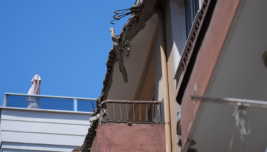 Bahçelievlerde 4 katlı binanın çatısı çöktü