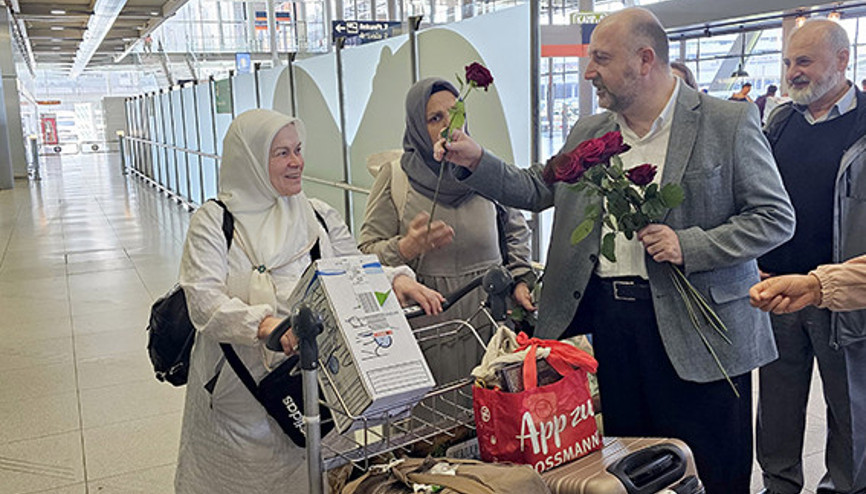 İlk hac kafilesi güllerle karşılandı