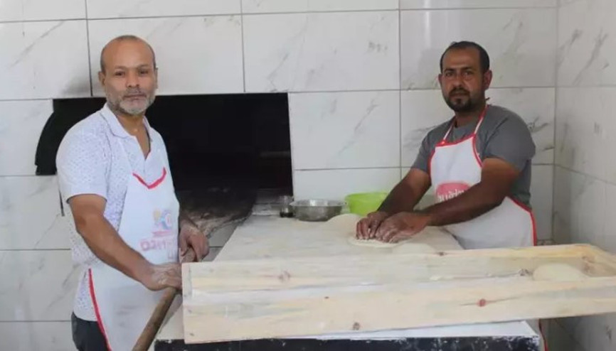 Kavurucu sıcakta çalışan fırıncıların ilginç serinleme yöntemi