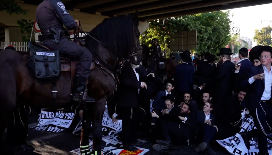 İsrail’in zorunlu askerlik hizmetini protesto etmek için otoyolu trafiğe kapattı İsrail’in zorunlu askerlik hizmetini protesto etmek için otoyolu trafiğe kapattı
