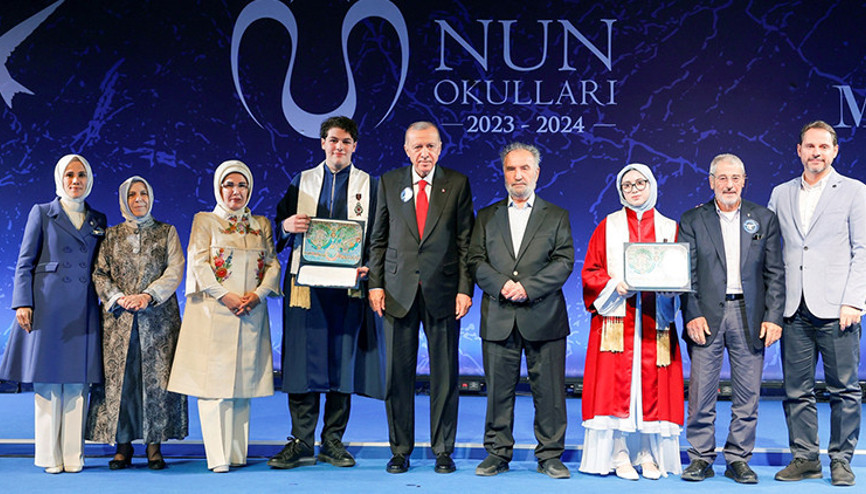 Cumhurbaşkanı Erdoğan torununun mezuniyetine katıldı, diplomasını verdi