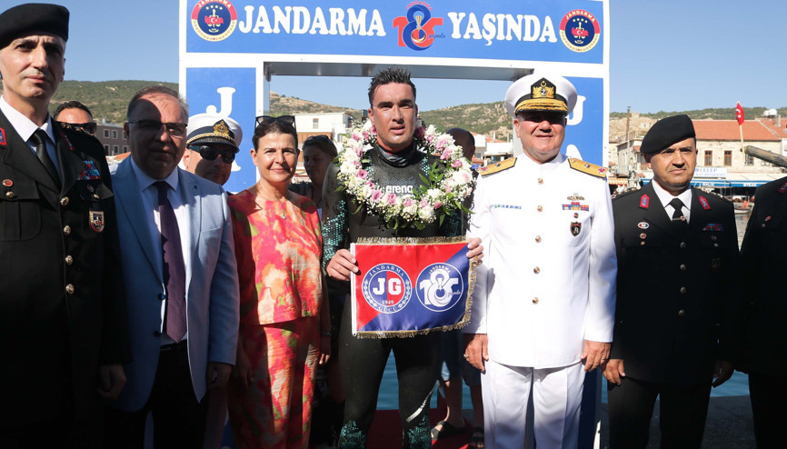 Jandarmanın 185inci kuruluş yıl dönümü için Karaburundan Foçaya yüzdü