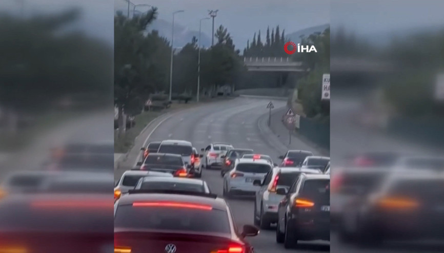 Yolu kapatan konvoydaki gelin arabası zikzak çizerek ilerledi