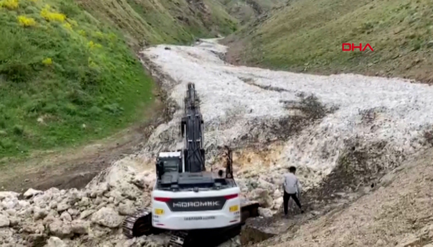 Bahçesaray’da yayla yolunda karla mücadele Bahçesaray’da yayla yolunda karla mücadele
