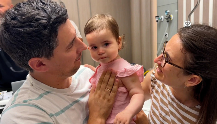 14 aylık bebek anne ve babasının sesini ilk kez duydu