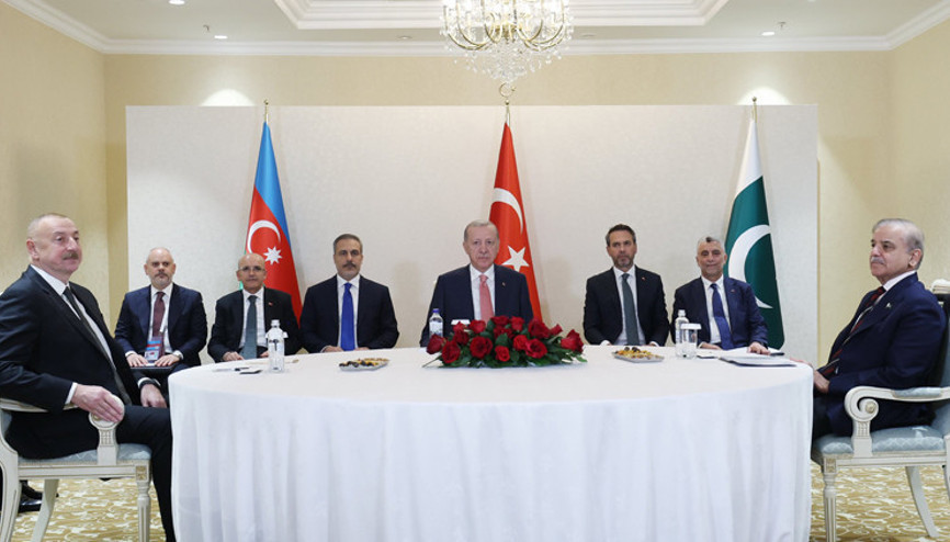 Astanada üçlü zirve... Türkiye, Pakistan ve Azerbaycan liderleri bir araya geldi Astanada üçlü zirve... Türkiye, Pakistan ve Azerbaycan liderleri bir araya geldi