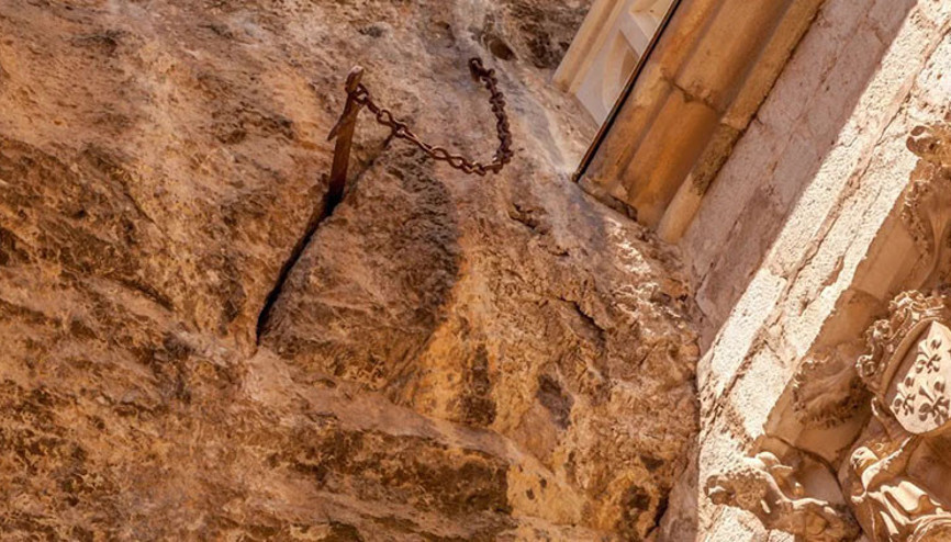 Fransada 1300 yıllık efsanevi kılıç çalındı