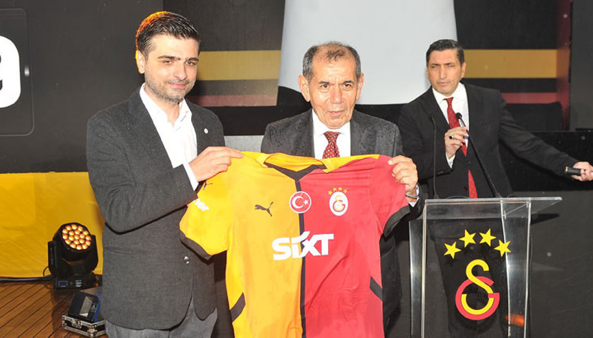 Galatasarayda yeni sezon formalarının lansmanı yapıldı Dursun Özbekten 1 milyon forma hedefi