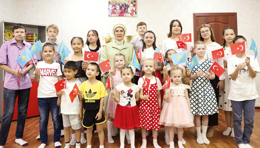 Emine Erdoğan Astana’da yetimleri kucakladı