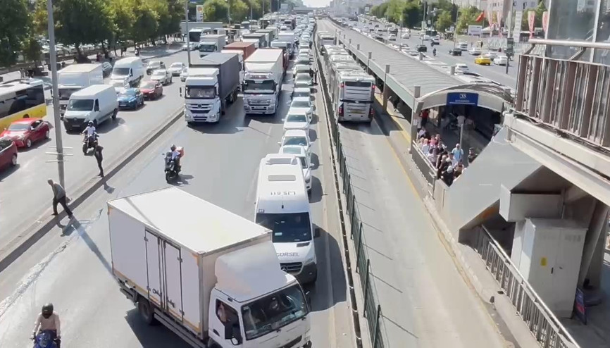 D-100de TIR köprünün ayağına çarptı: Yan yol trafiğe kapatıldı