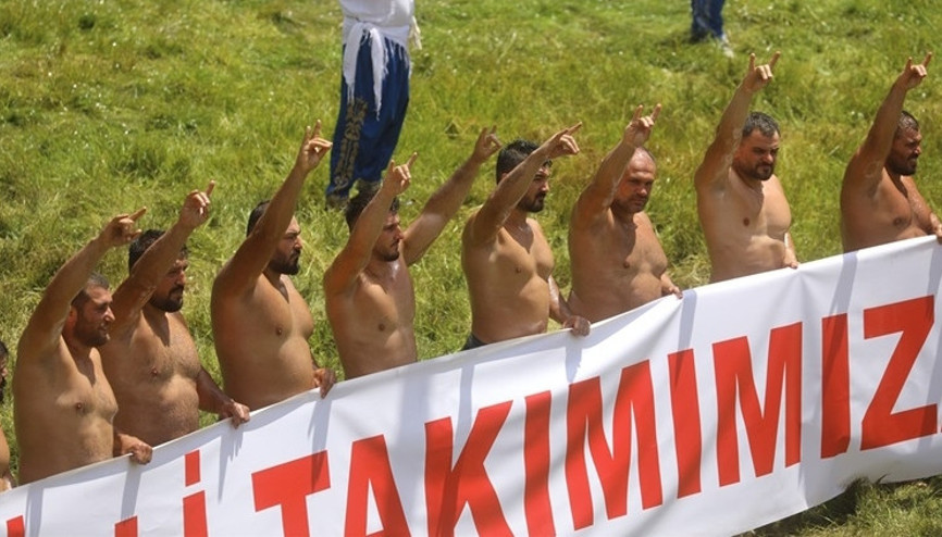 Kırkpınarda başpehlivanlardan A Milli Takımımıza destek Pankart açtılar, bozkurt selamı verdiler...