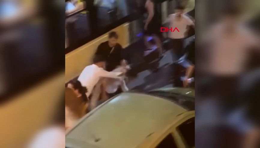 Bahçelievlerde yolcu minibüsünde başlayan kavgada yumruklar havada uçuştu