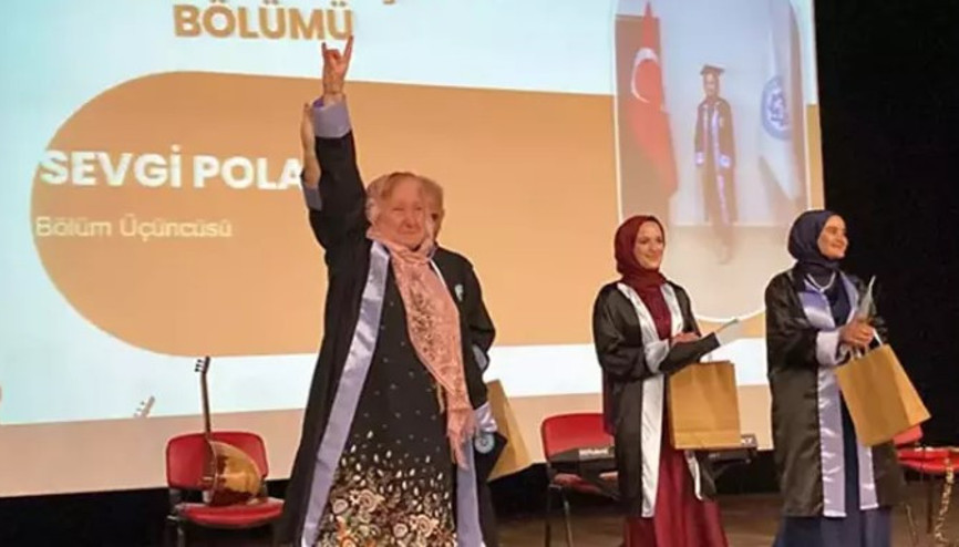 69 yaşında üniversiteden mezun oldu, diplomasını bozkurt işareti yaparak aldı 69 yaşında üniversiteden mezun oldu, diplomasını bozkurt işareti yaparak aldı