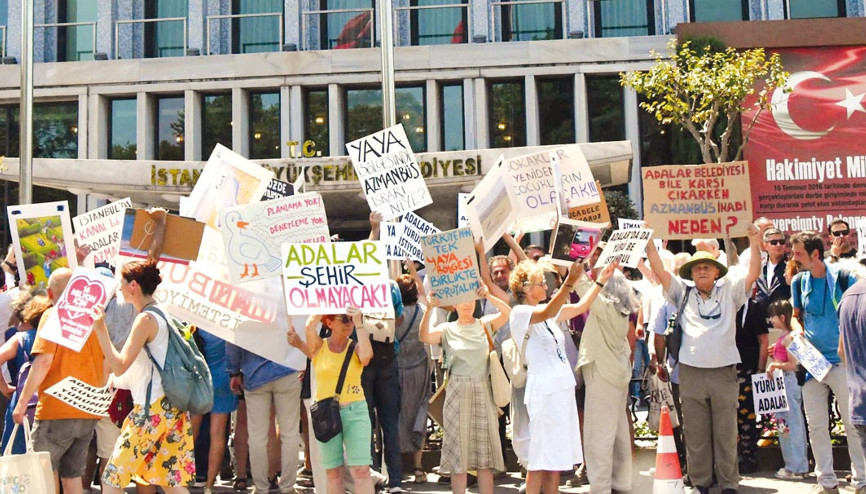 Saraçhane’de ‘Azmanbüs’ tepkisi Saraçhane’de ‘Azmanbüs’ tepkisi