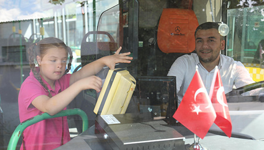 Dikkatli şoför downlu Amina’nın hayatını kurtardı Dikkatli şoför downlu Amina’nın hayatını kurtardı