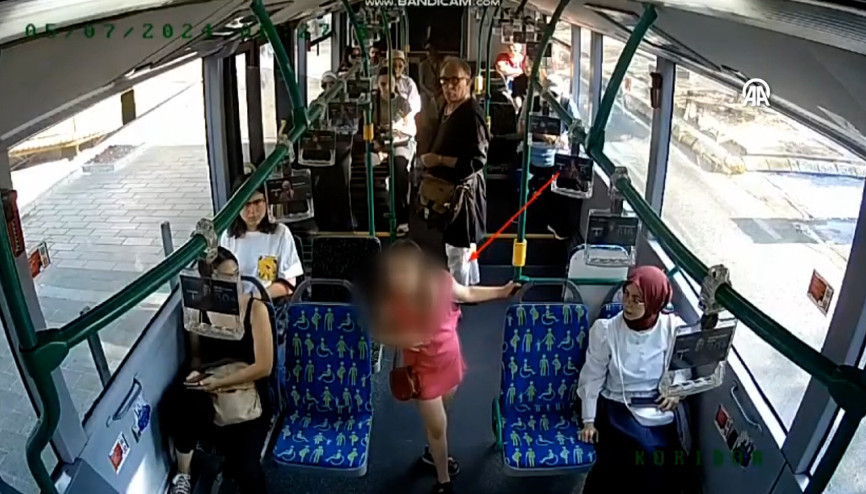 İstanbulda kaybolan çocuğu İETT sürücüsü tarafından ailesine teslim edildi