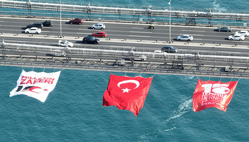 15 Temmuz Şehitler Köprüsü’ne 3 dev bayrak asıldı 15 Temmuz Şehitler Köprüsü’ne 3 dev bayrak asıldı