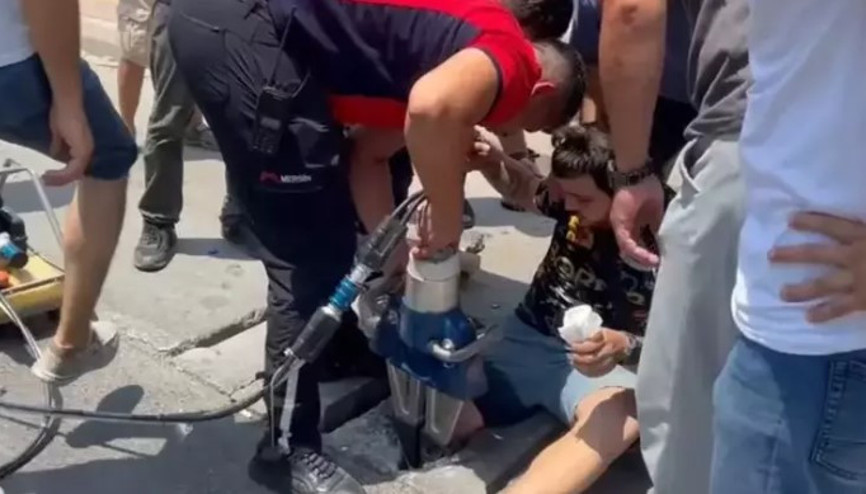 Otobüsten inen yolcunun bacağı beton mazgala sıkıştı