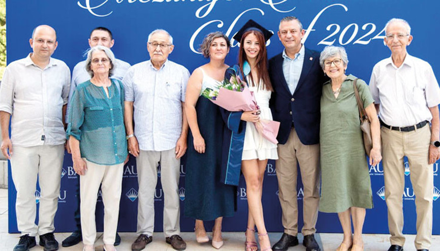 Özel ailesinin mezuniyet sevinci