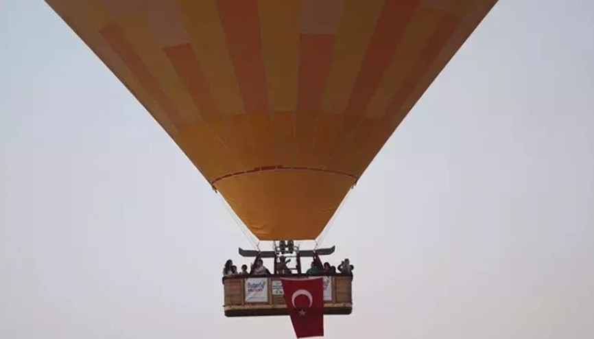 Sıcak hava balonları 15 Temmuz’da Türk bayrağı ve pankartlarla havalandı