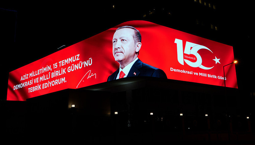 Cumhurbaşkanı Erdoğanın, 15 Temmuz Demokrasi ve Milli Birlik Günü mesajı dijital gösterim ekranında yayınlandı Cumhurbaşkanı Erdoğanın, 15 Temmuz Demokrasi ve Milli Birlik Günü mesajı dijital gösterim ekranında yayınlandı