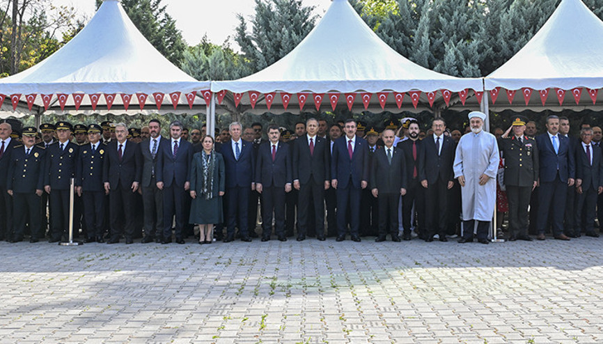 Cumhurbaşkanı Yardımcısı Yılmaz ve İçişleri Bakanı  Yerlikaya, 15 Temmuz Şehitliğindeki anma törenine katıldı