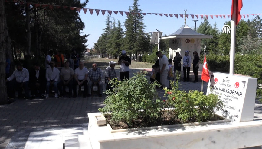 15 Temmuz kahramanı şehit Ömer Halisdemirin kabrinde ziyaretçi yoğunluğu