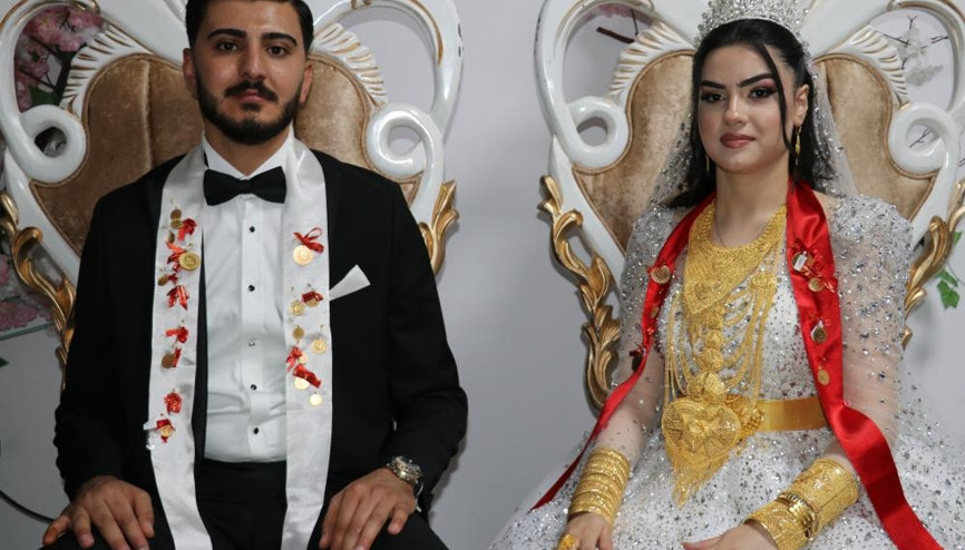 Aşiret düğünü yine bildiğimiz gibi Geline 3 kilo altın, damada 4 milyon TL takıldı