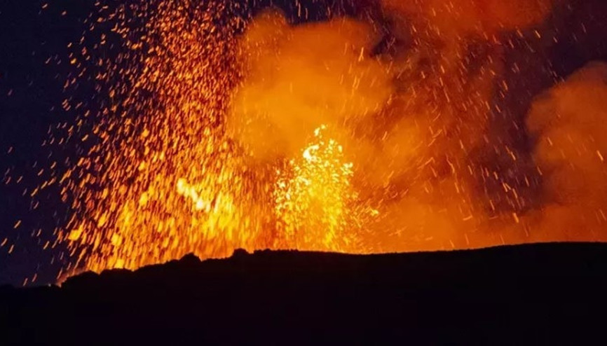 İtalya’da Etna Yanardağı kül ve lav püskürtmeye devam ediyor