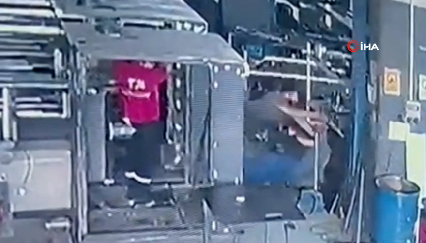 Klima cinayeti kamerada: Kafa atarak arkadaşını öldürdü Klima cinayeti kamerada: Kafa atarak arkadaşını öldürdü