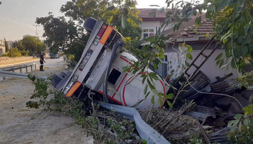 Tekirdağda tanker eve çarptı Bomba mı patladı, deprem mi oldu anlamadık