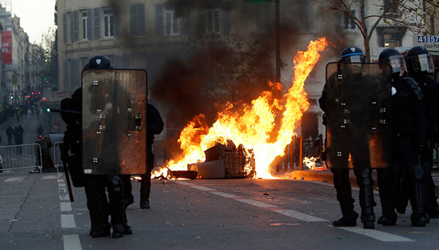Milyonlarca kişinin gitmesi bekleniyor Pariste büyük kriz... Leş gibi Seine Nehri, çöp dağları, terör tehdidi...