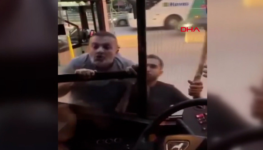 Otobüs şoförüne sopalı saldırı kamerada