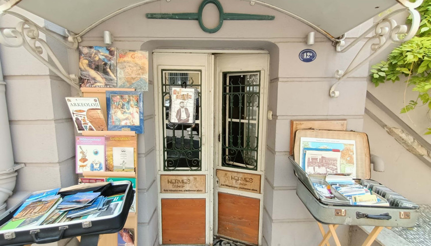 İzmirde sahafın lüks moda markasına karşı isim zaferi