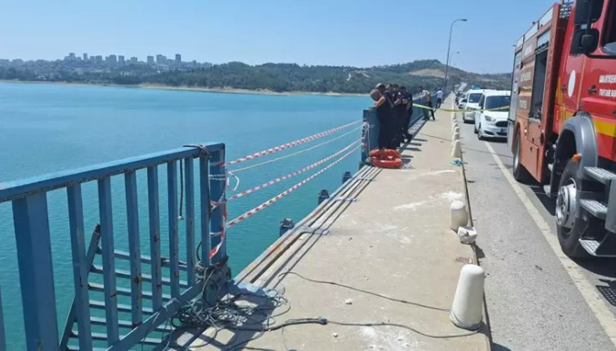 Adana’da kontrolden çıkan otomobil göle düştü 4 kişinin cansız bedenine ulaşıldı Adana’da kontrolden çıkan otomobil göle düştü 4 kişinin cansız bedenine ulaşıldı